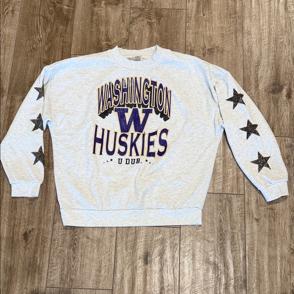 SOHO X GAMEDAY WASHINGTON HUSKIES RESILIENCE STAR EMBELLISHED
CREW SWEATSHIRT - Picture 3 of 7